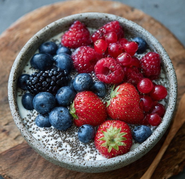 Griekse yoghurt bowl met bessen &amp; chia